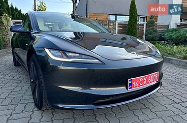 Седан Tesla Model 3 2025 в Стрию
