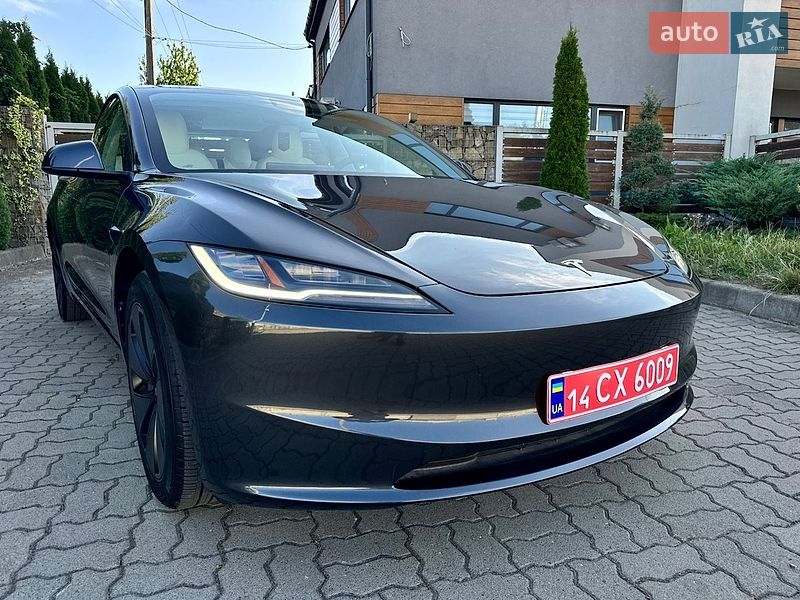 Седан Tesla Model 3 2025 в Стрию