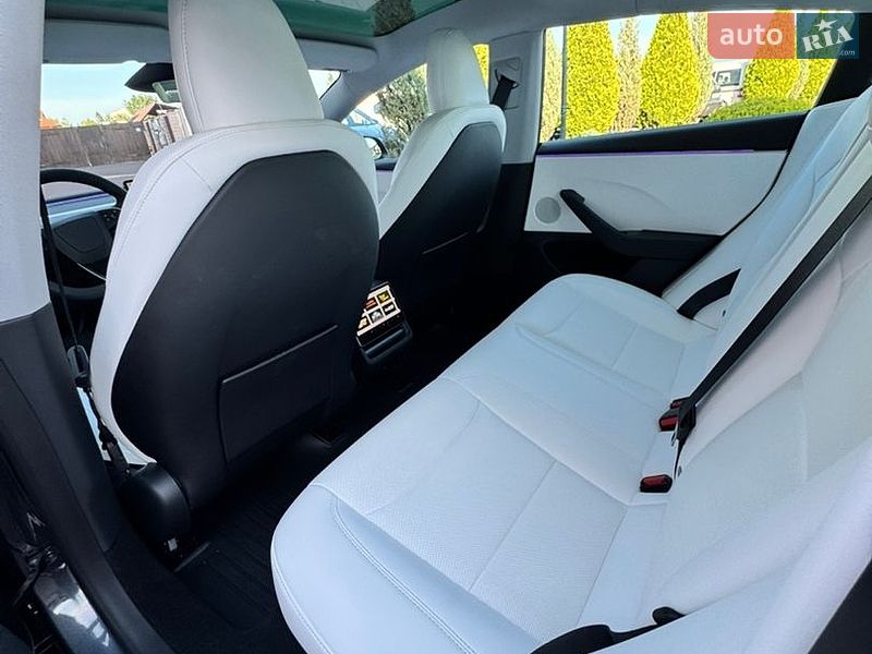 Седан Tesla Model 3 2025 в Стрию