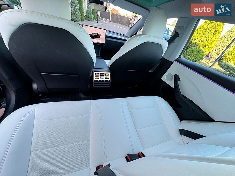 Седан Tesla Model 3 2025 в Стрию