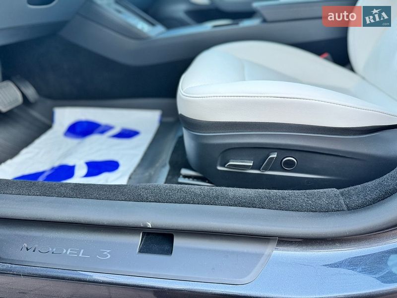 Седан Tesla Model 3 2025 в Стрию