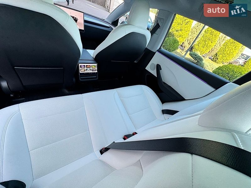 Седан Tesla Model 3 2025 в Стрию