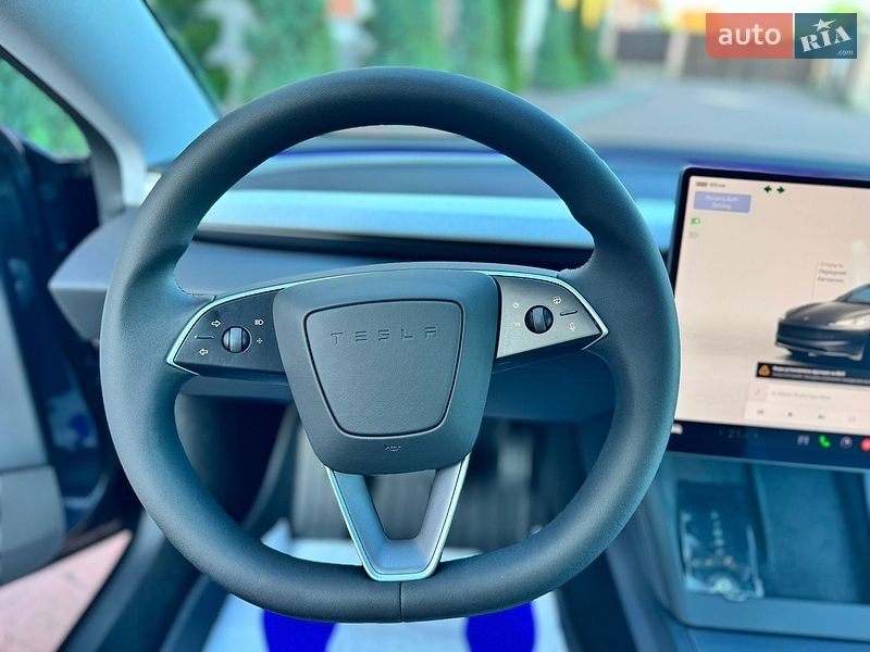 Седан Tesla Model 3 2025 в Стрию