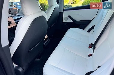 Седан Tesla Model 3 2025 в Стрию