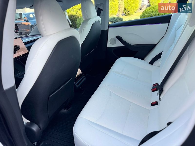 Седан Tesla Model 3 2025 в Стрию