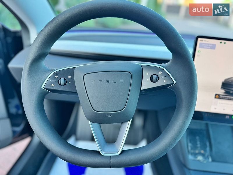 Седан Tesla Model 3 2025 в Стрию