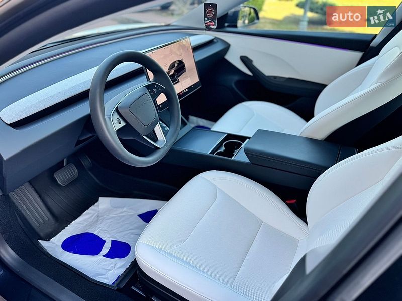 Седан Tesla Model 3 2025 в Стрию