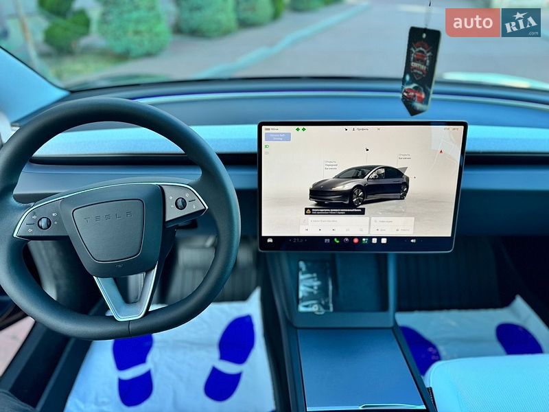 Седан Tesla Model 3 2025 в Стрию