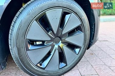 Седан Tesla Model 3 2025 в Стрию