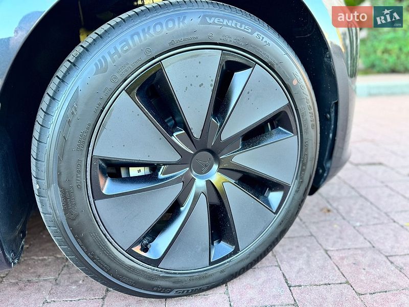Седан Tesla Model 3 2025 в Стрию