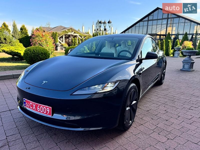 Седан Tesla Model 3 2025 в Стрию