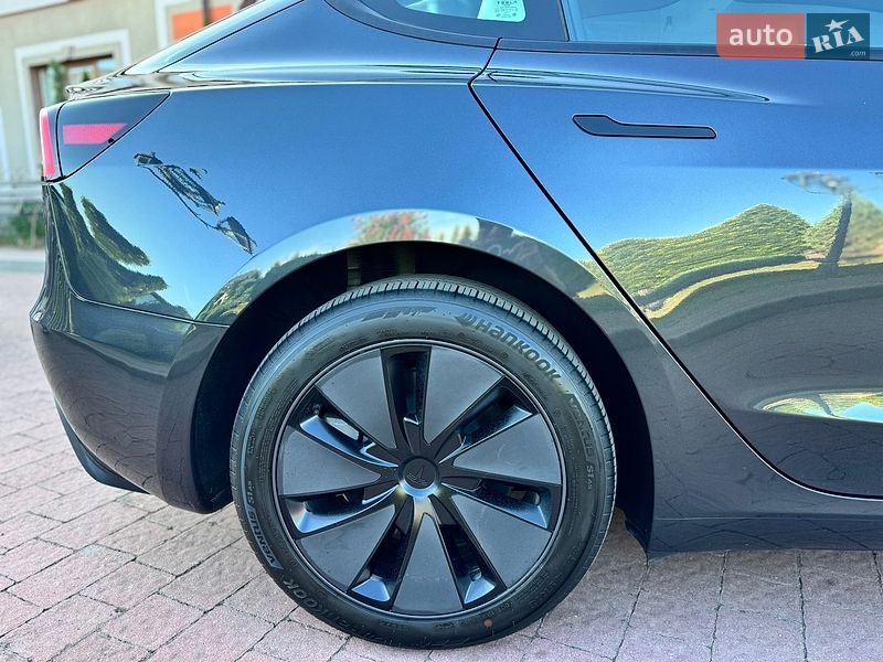 Седан Tesla Model 3 2025 в Стрию