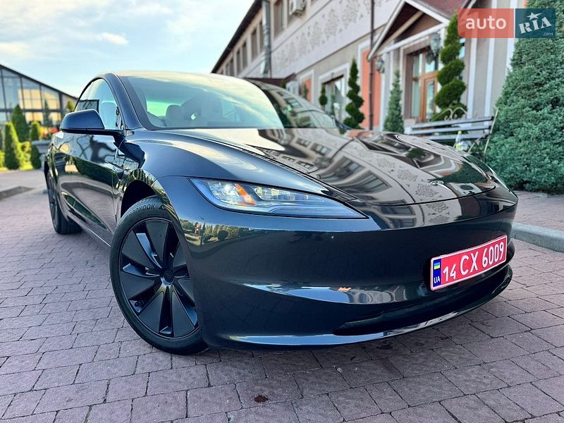 Седан Tesla Model 3 2025 в Стрию