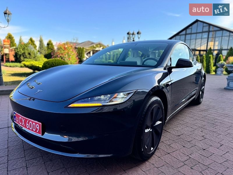 Седан Tesla Model 3 2025 в Стрию
