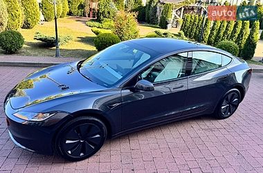 Седан Tesla Model 3 2025 в Стрию
