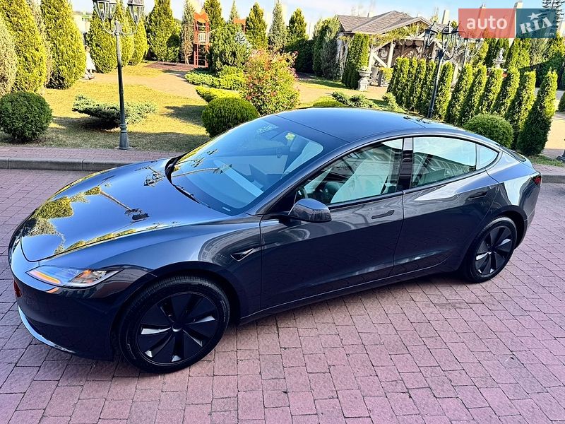 Седан Tesla Model 3 2025 в Стрию