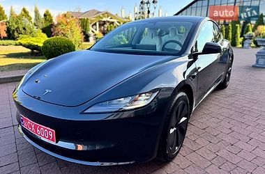 Седан Tesla Model 3 2025 в Стрию