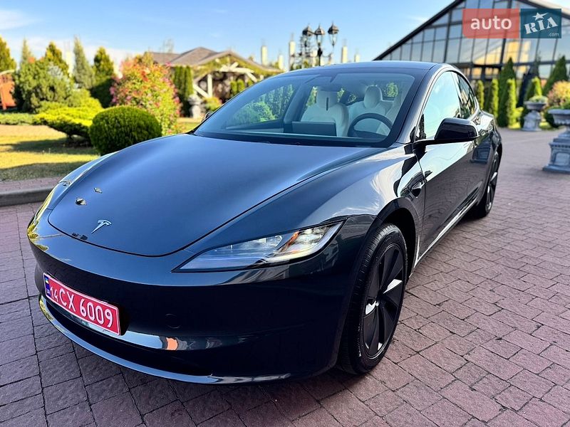 Седан Tesla Model 3 2025 в Стрию