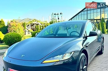 Седан Tesla Model 3 2025 в Стрию