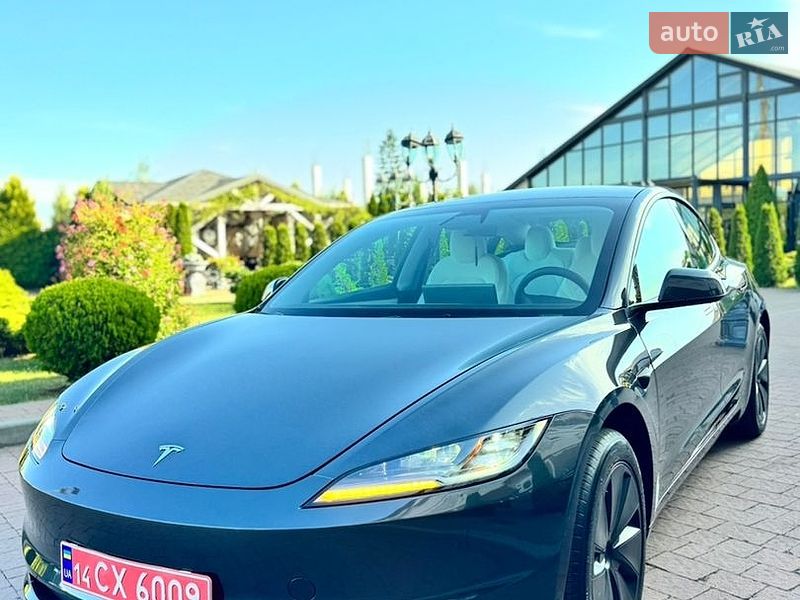 Седан Tesla Model 3 2025 в Стрию