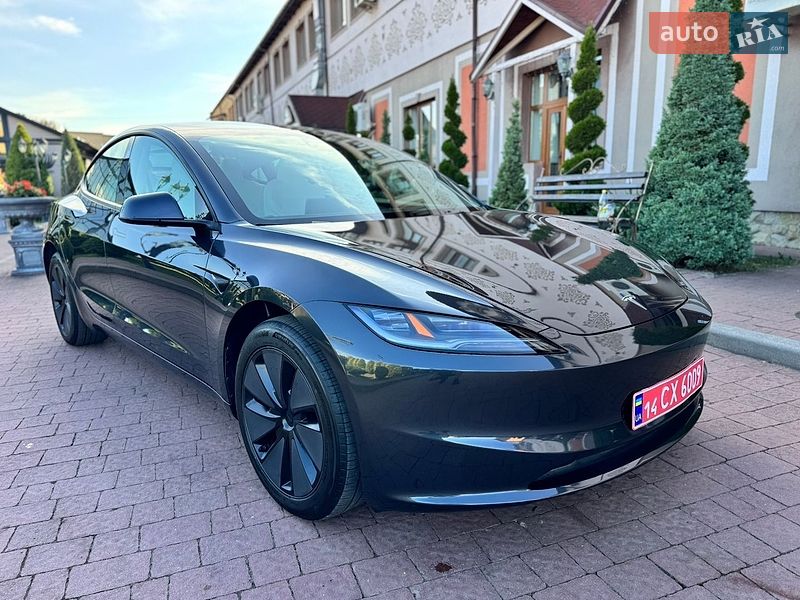 Седан Tesla Model 3 2025 в Стрию