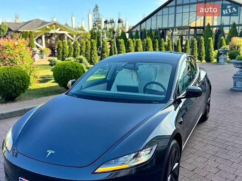 Седан Tesla Model 3 2025 в Стрию