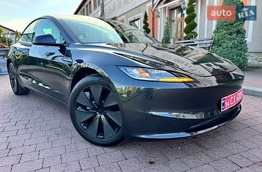 Седан Tesla Model 3 2025 в Стрию