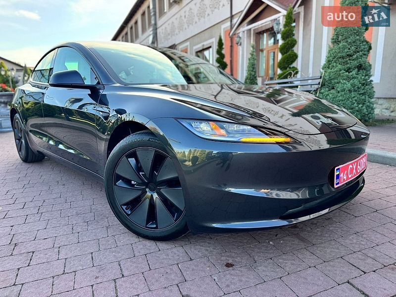 Седан Tesla Model 3 2025 в Стрию