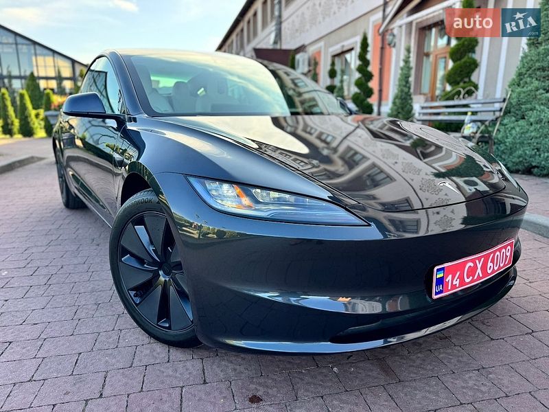 Седан Tesla Model 3 2025 в Стрию