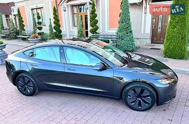 Седан Tesla Model 3 2025 в Стрию