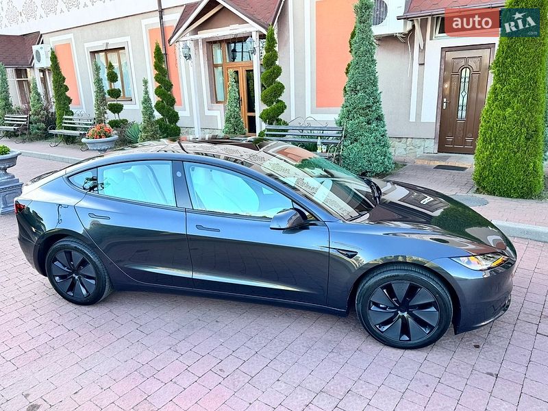 Седан Tesla Model 3 2025 в Стрию