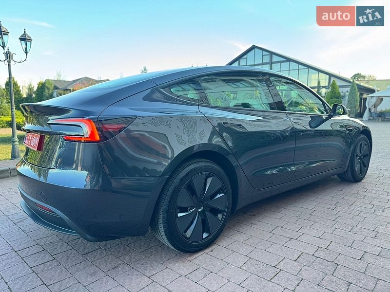 Седан Tesla Model 3 2025 в Стрию