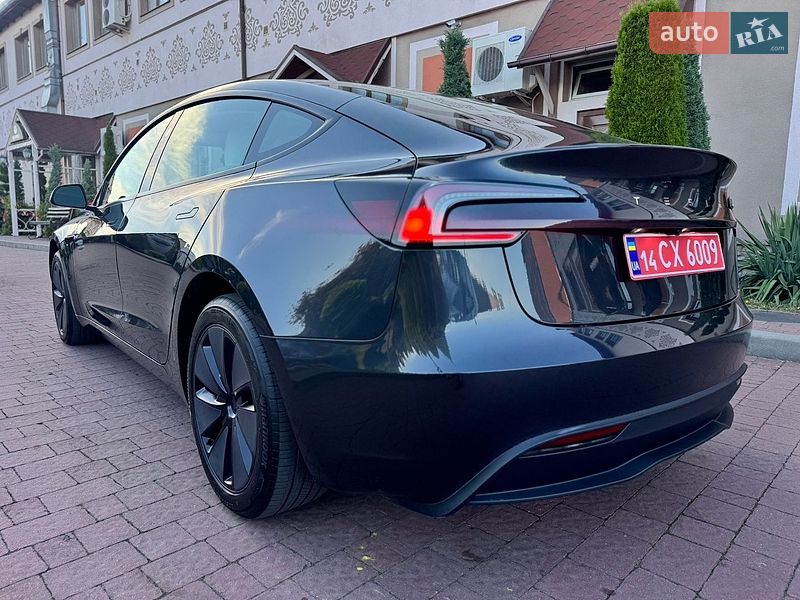 Седан Tesla Model 3 2025 в Стрию