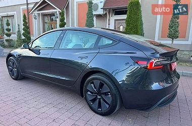 Седан Tesla Model 3 2025 в Стрию