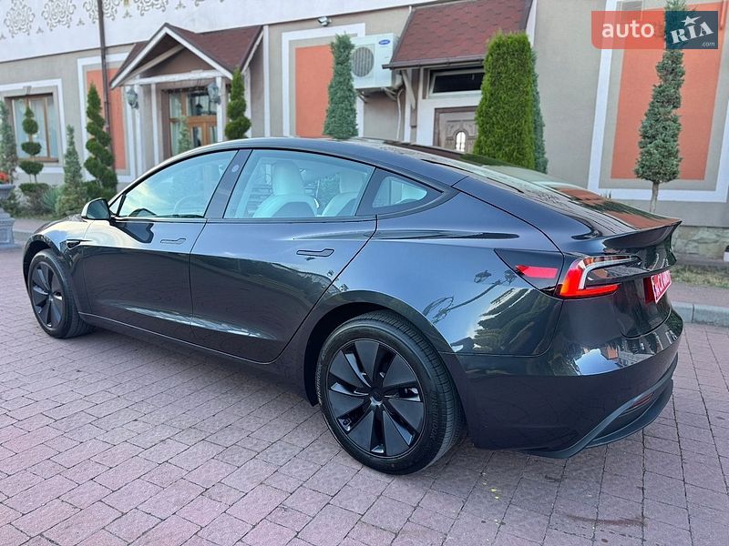 Седан Tesla Model 3 2025 в Стрию