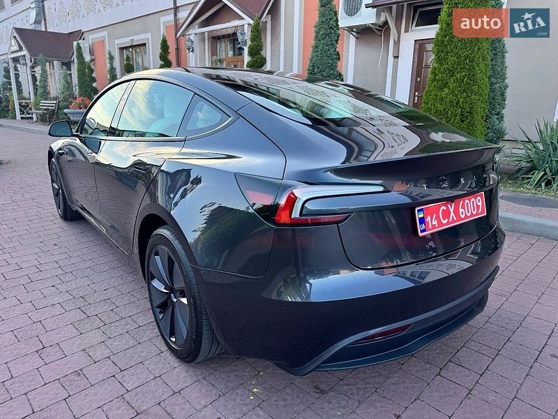 Седан Tesla Model 3 2025 в Стрию