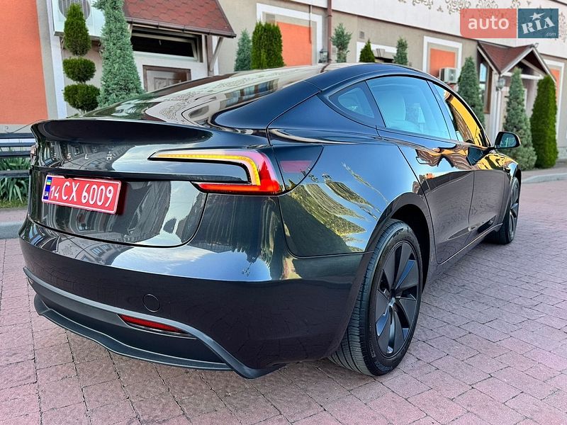 Седан Tesla Model 3 2025 в Стрию
