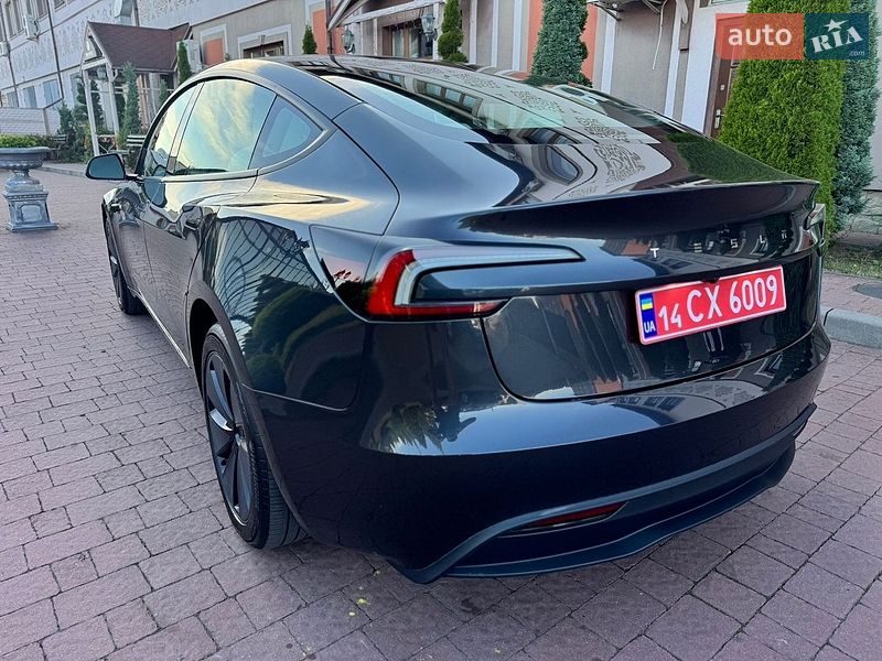 Седан Tesla Model 3 2025 в Стрию