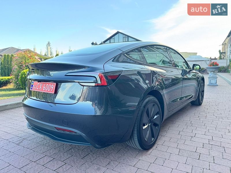Седан Tesla Model 3 2025 в Стрию