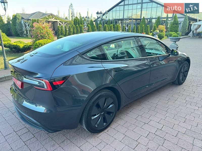 Седан Tesla Model 3 2025 в Стрию