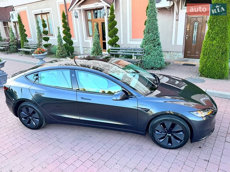 Седан Tesla Model 3 2025 в Стрию