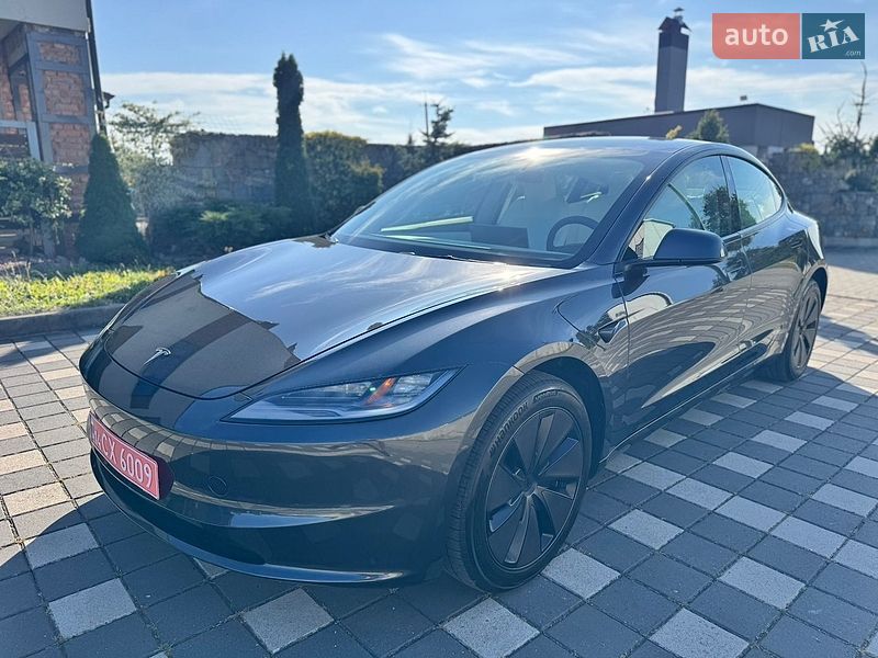 Седан Tesla Model 3 2025 в Стрию