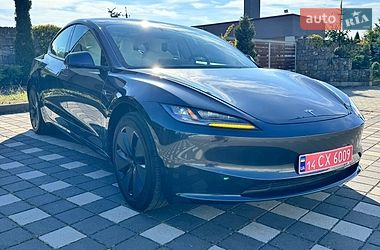 Седан Tesla Model 3 2025 в Стрию