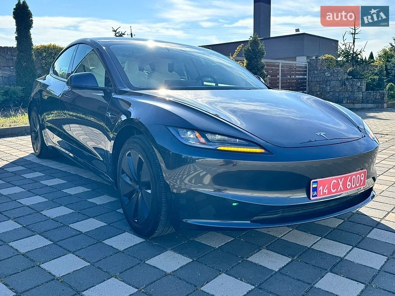Седан Tesla Model 3 2025 в Стрию