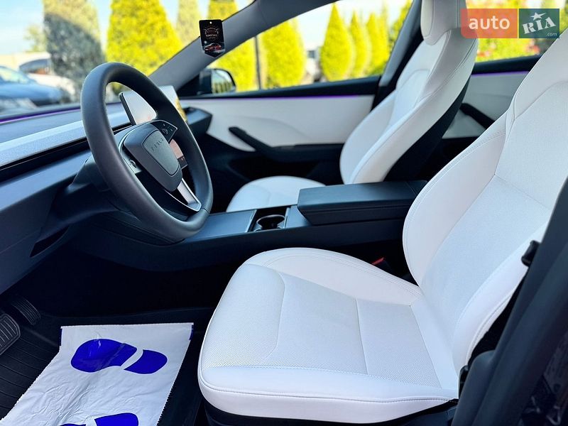 Седан Tesla Model 3 2025 в Стрию