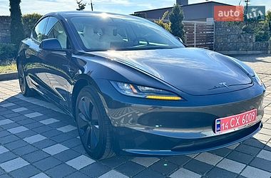 Седан Tesla Model 3 2025 в Стрию