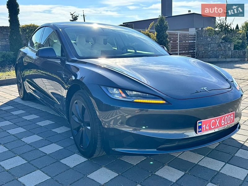 Седан Tesla Model 3 2025 в Стрию