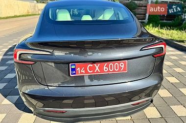 Седан Tesla Model 3 2025 в Стрию