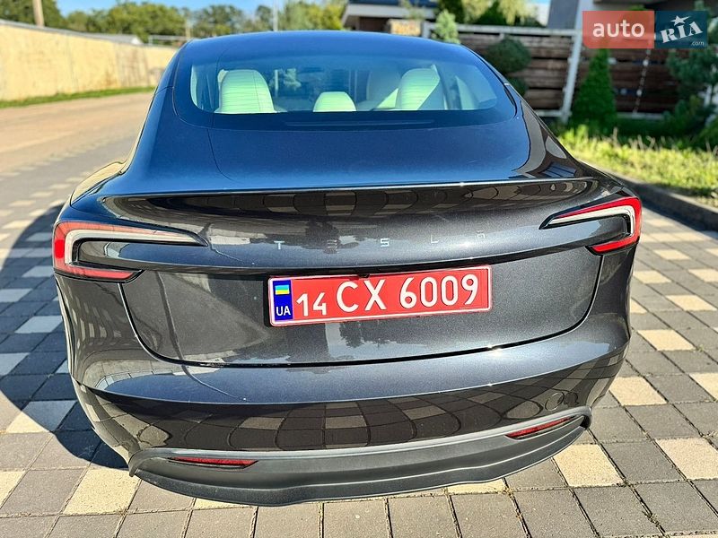 Седан Tesla Model 3 2025 в Стрию