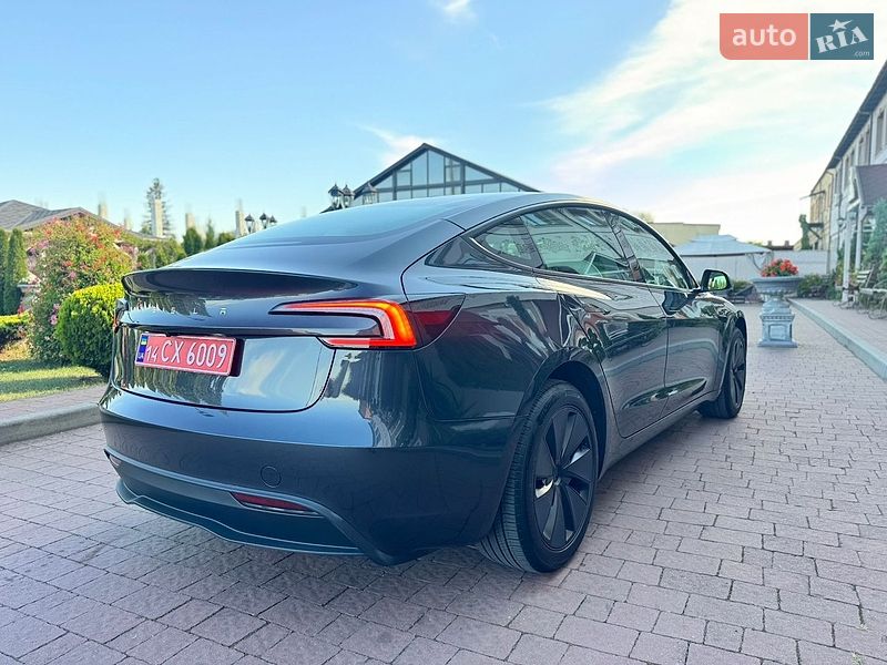Седан Tesla Model 3 2025 в Стрию